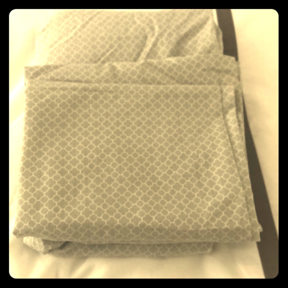 Queen sheet set like new